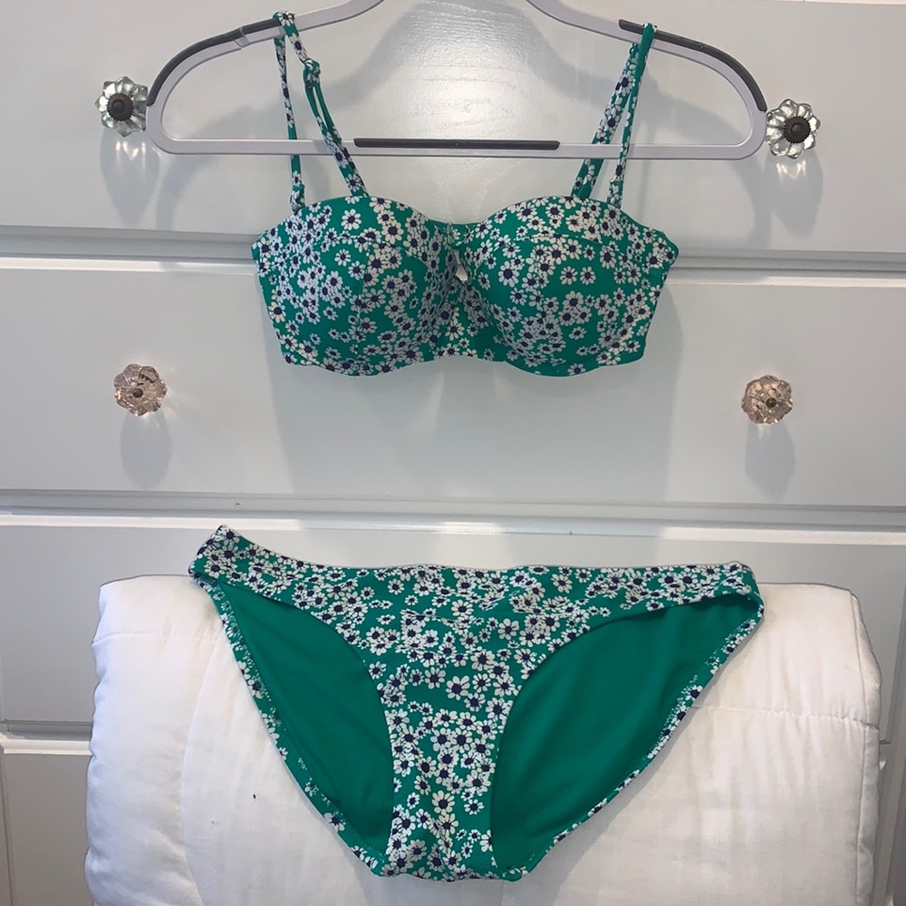 Trendy green flowered Old Navy bikini size Medium